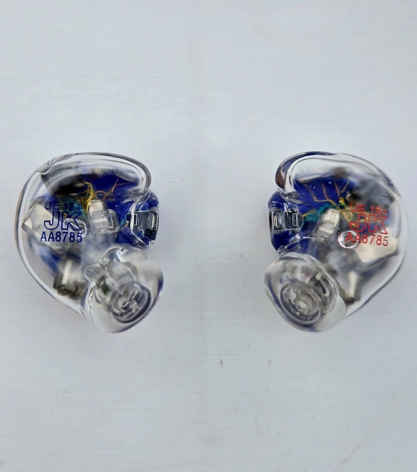 Ultimate Ears UE 18+Pro IEMs. Con cables Bluetooth personalizados Ultimate Ears. Foto 2 de 4