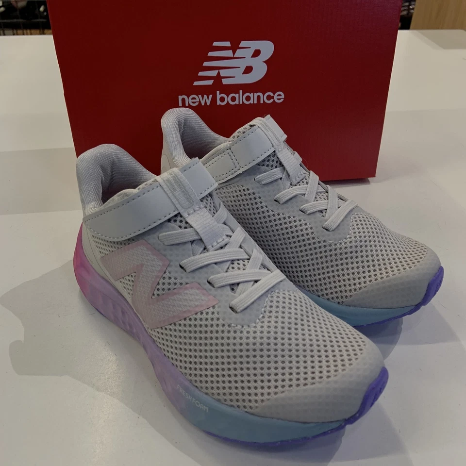 Encaje elástico New Balance Fresh Foam Arishi V4 gris rosa. Foto 2 de 4