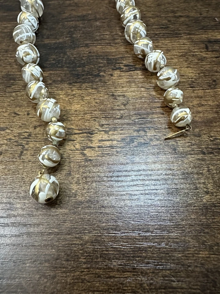 Collar de cuentas Lucite pintado en oro y blanco con cuentas espaciadoras de oro vintage Foto 3 de 3