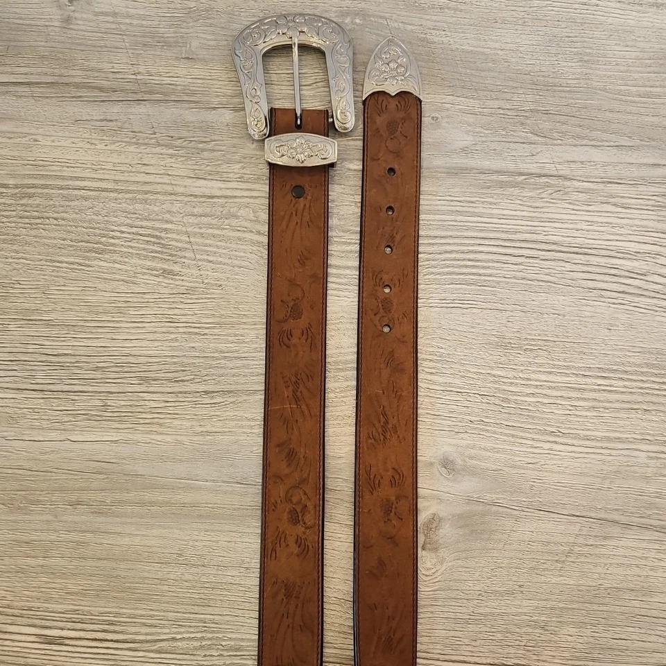 Hermoso Cinturón 3D Para Mujer Floral Cuero Repujado Marrón con Hebilla Plateada Talla 30 Foto 3 de 4