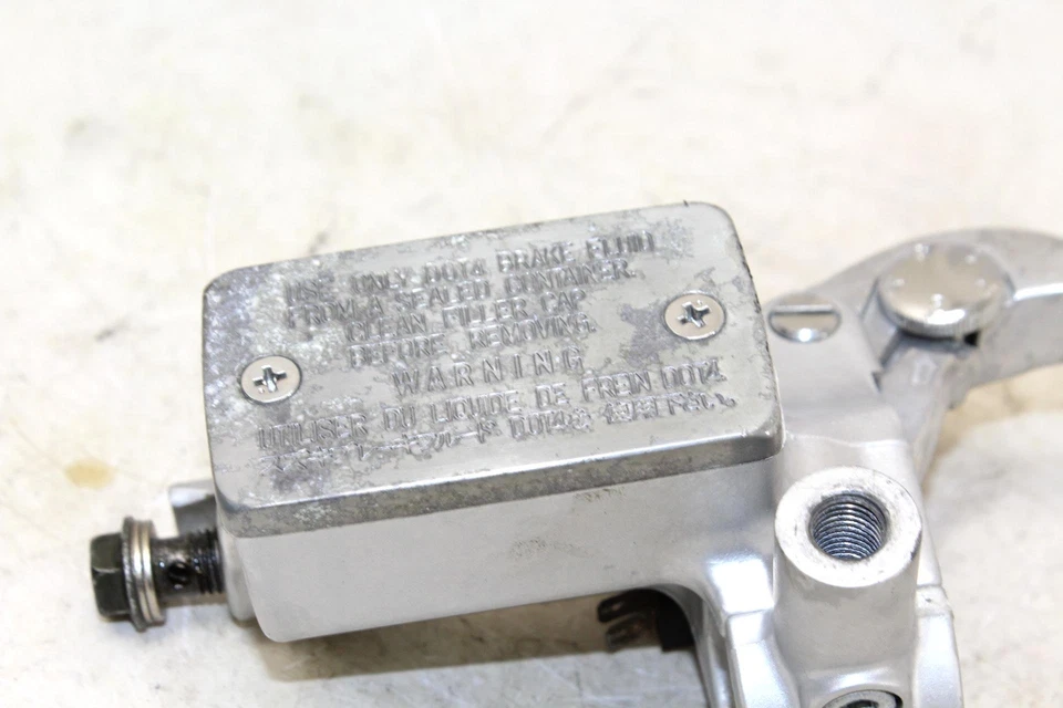 Главный цилиндр переднего тормоза 2005 Suzuki Boulevard M50 Vz 800 - Изображение 2 из 4