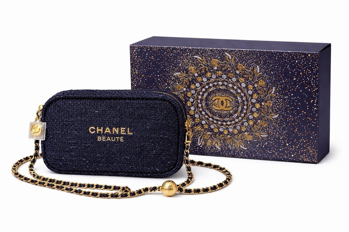 新品　未使用　CHANEL チークブラシ 毛 ショップ袋付き　鞄 CHANEL Beauty Holiday Pouch Navy Tweed + added Gold Chain Camellia
