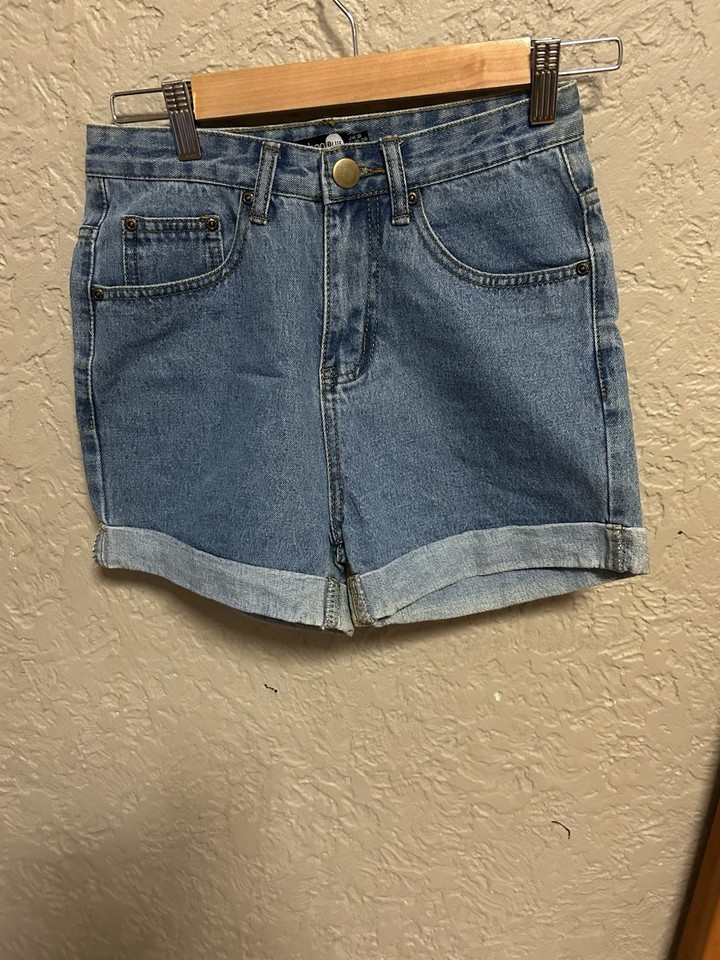 Women’s boohoo Blue Denim Cuffed Hem Shorts 5-Pocket Zip Button Size 8