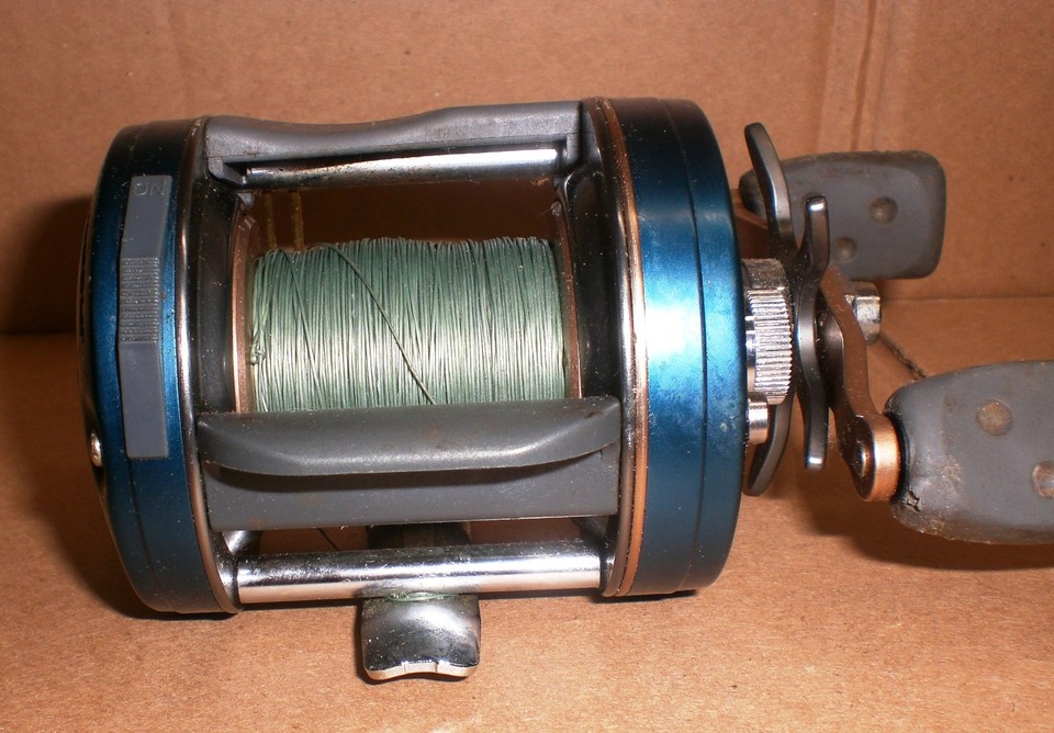 Moulinet Abu Garcia Ambassadeur 6600C4 - Baitcast Bleu Denim - Capacité 17lb/225yd