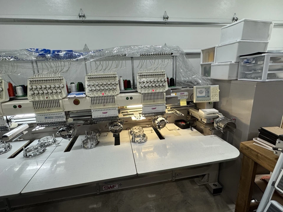 Máquina de bordar SWF 1504 4 cabezales con accesorios Foto 4 de 4