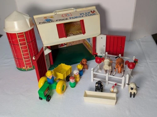 Vintage Fisher Price Little People Family Play Farm w/accessories #915