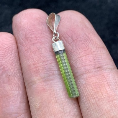 Natürlicher 3,50 ct grüner Turmalin Kristall Anhänger - Roh Edelstein mit 925 Silber