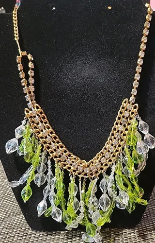 VETEMENTS Tono oro 14 pollici e si estende fino a una lunghezza maggiore con strass verdi e trasparenti