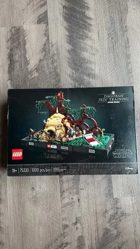 LEGO 75330 Star Wars Dagobah Jedi Training Diorama (New & Sealed)