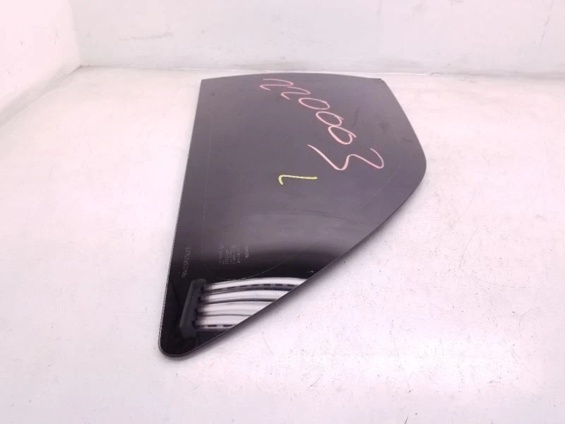 06-11 TOYOTA YARIS LADO DEL CONDUCTOR CUARTO CRISTAL  Foto 3 de 4