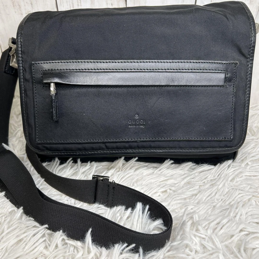 Sac bandoulière GUCCI toile nylon noir logo en relief