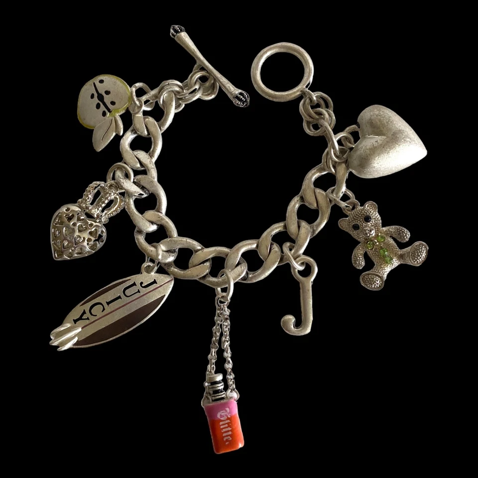 Brazalete vintage Juicy Couture plateado con 7 dijes usado Foto 3 de 4