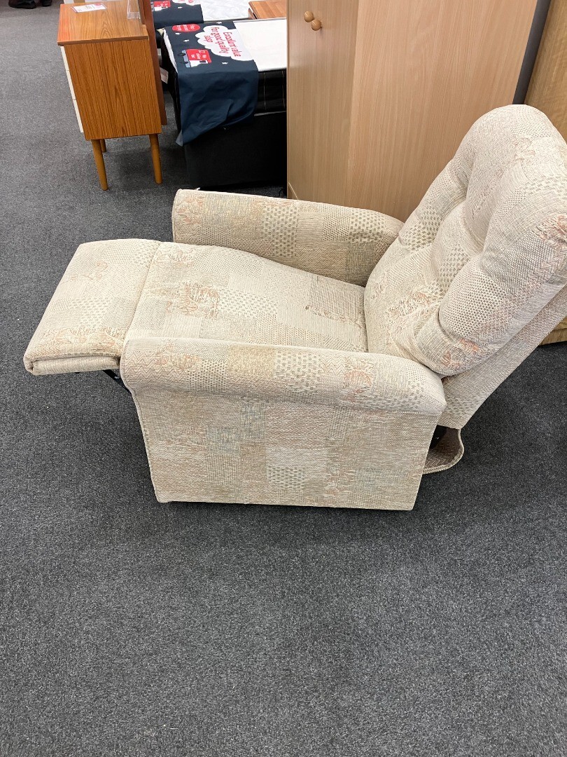 OAKTREE Mobility SUFFOLK Lift and Rise Recliner Chair Beige CS E35 eBay