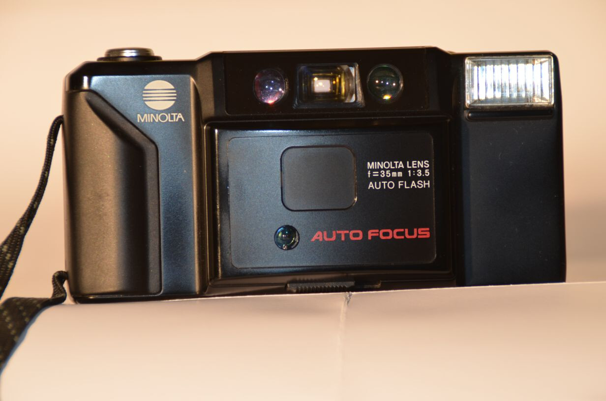 Gebrauchte Analog Foto und Film Kameras Canon Minox Metz Minolta JVC