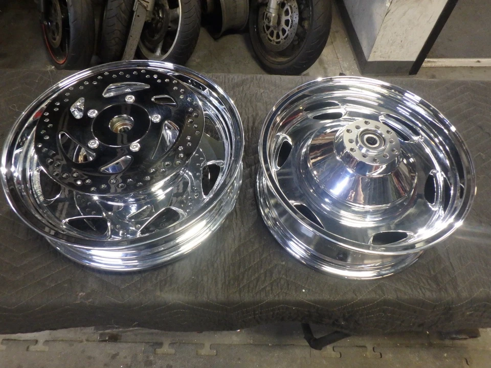 JUEGO DE RUEDAS SUZUKI VL1500 CROMADAS DE FÁBRICA - VENTA DIRECTA Foto 3 de 4