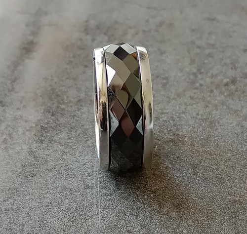 Anello Emporio Armani, anello sfaccettato in acciaio e nero. Anello UK taglia M 1/2 - Foto 6 di 14