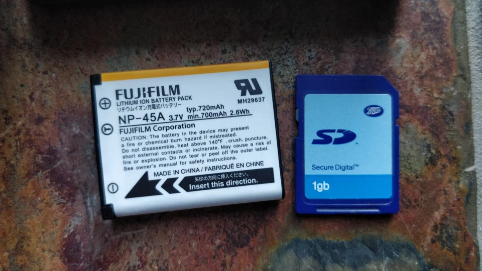 Fujifilm Digital Camera FinePix J28 10.2MP Black Tested Screen Dots - Image 2 of 4