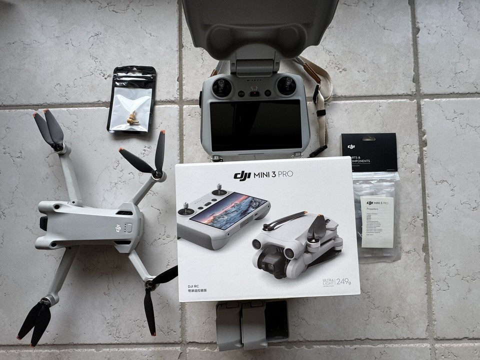 DJI Mini 3 Pro Drohne, RC Controller, 3 Akkus, Ersatzpropeller, Top