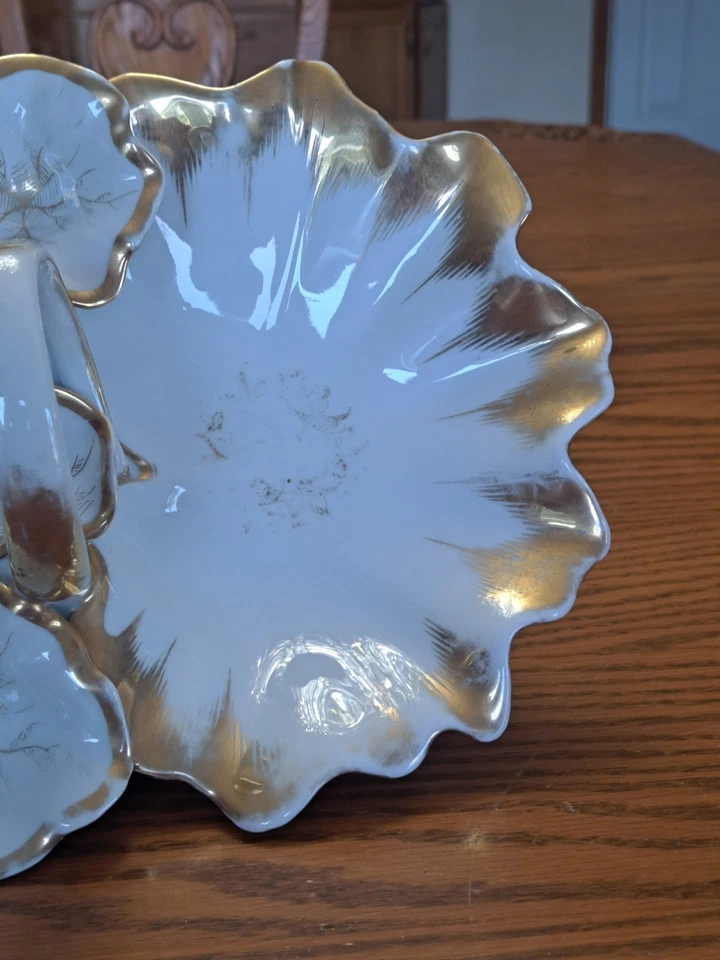 Cuenco antiguo dividido con mango central dorado sobre borde festoneado de porcelana blanca Foto 3 de 4