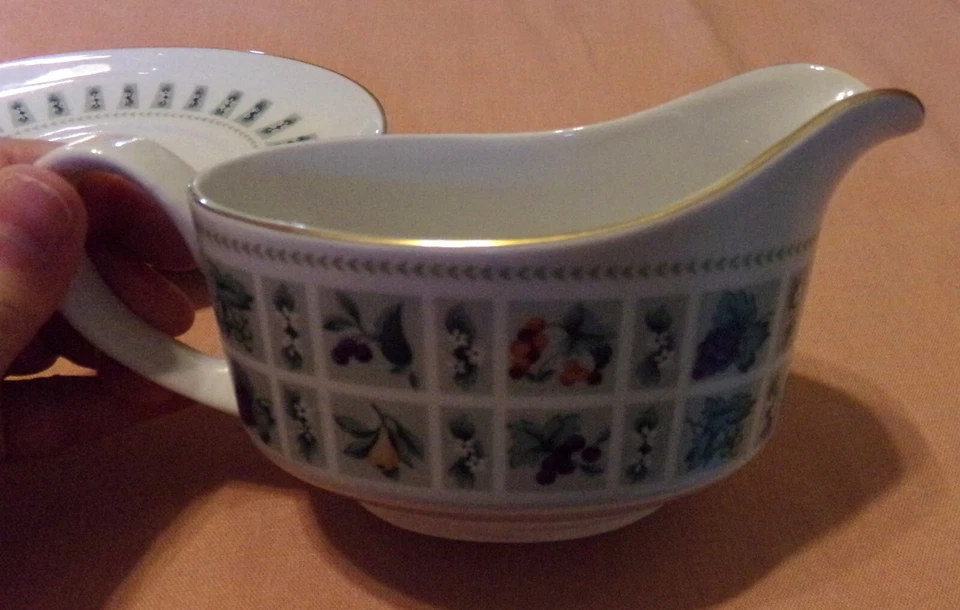 Royal Doulton Tapiz Gravy Boat & Base Set Inglaterra Translúcido China Usado en Excelente Condición Foto 4 de 4