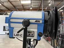 ARRI L10-C LED COLOR FRESNEL LIGHT w BARN DOORS STAND MOUNT BLUE/SILVER