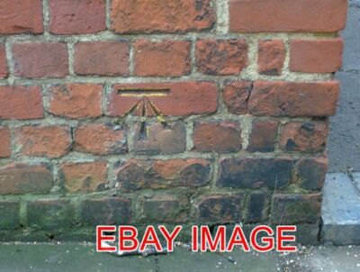 FOTO BENCHMARK IN ZIEGEL VON FORBURY GATEWAY GESCHNITTEN. LESUNG 2008