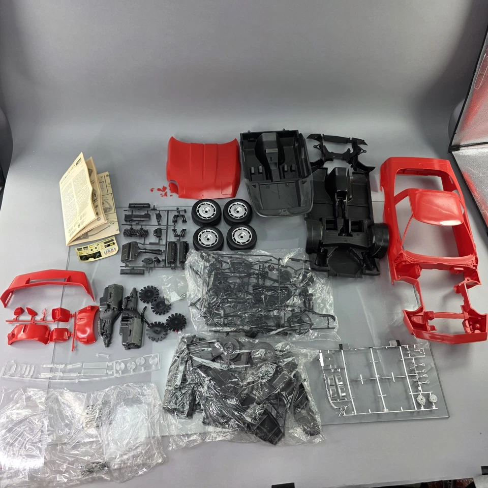 Monogram 1985 Corvette Coupe 1:8 Scale Model Kit 2608 GIANT Sport Car Vintage - Image 3 of 4