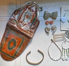 VINTAGE JUNK DRAWER LOT TIN TYPE, BRACELETS, EARRINGS, PINS, COIN PURSE! + — photo 8