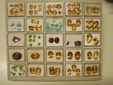 Posten mit 25 facettierten Edelsteinen, Ameth...