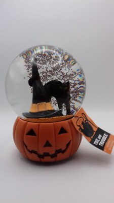 Toil & Trouble Halloween musikalische Schneekugel Dekor: schwarze Katze und Hut auf Kürbis