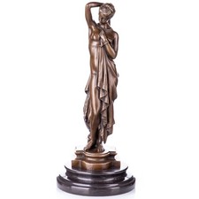 Sculpture Femme semi nue en bronze sur un socle en marbre noir d'après J.Pradier