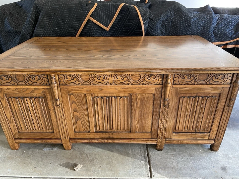 Escritorio ejecutivo antiguo de castaño con incrustaciones de ébano Foto 3 de 4