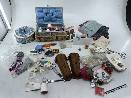 Varie Lotto artigianato e cucito: bottoni, aghi, filo, pesi materiale e altro - Foto 1 di 23