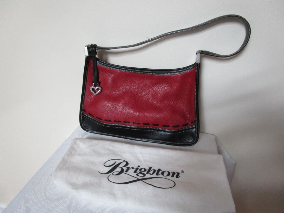 Bolso de Hombro Vintage Brighton Cuero Rojo Rubí Borde Negro con Bolsa para el Polvo Nuevo