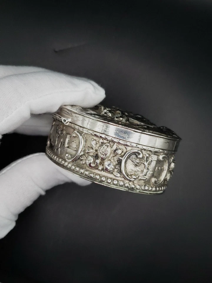 Caja de baratijas vintage holandesa Repousse escena de taberna de plata danesa 3 x 2 x 1 pulgada Foto 3 de 4