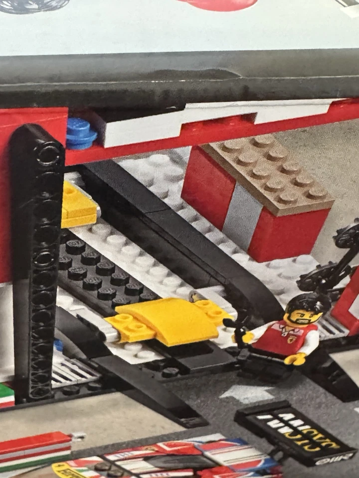 LEGO SPEED CHAMPIONS: Ferrari Ultimate Garage 75889 - Image 4 of 4