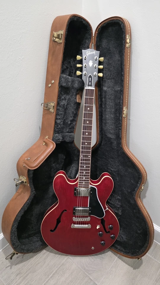 Gibson ES-335 Dot Neck - Satin CHERRY con Estuche Gibson Original Años 2010 Foto 3 de 4