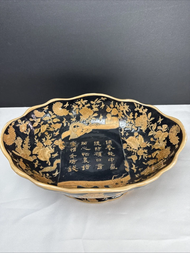 Cuenco grande chino con patas con dragones, texto, figuras, flores Foto 2 de 4