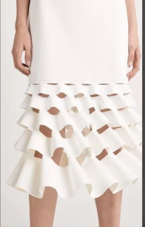 Vestido recto con volantes DION LEE - Crema PVP $1.390. Talla 8 - Solo usado una vez Foto 2 de 4