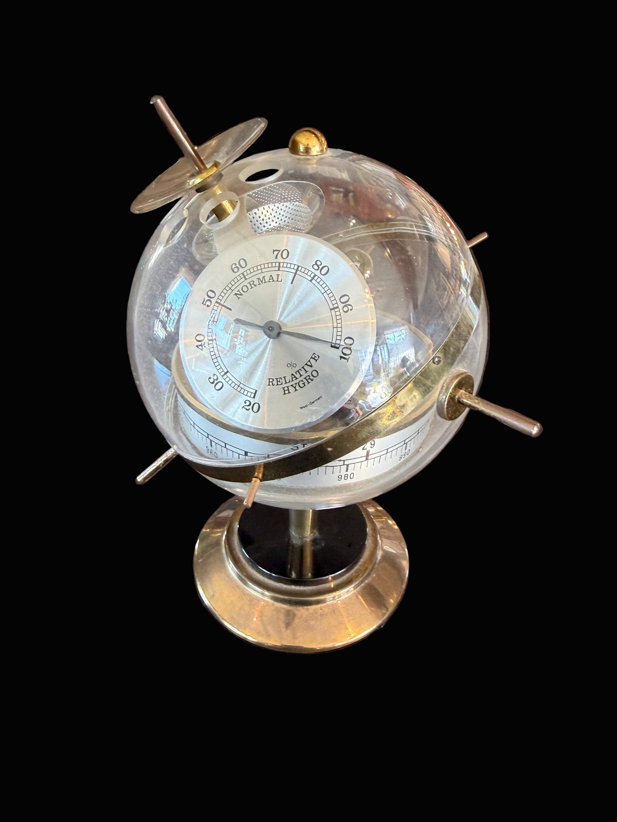 Globe &ndash; Barometer, Thermometer & Hygrometer