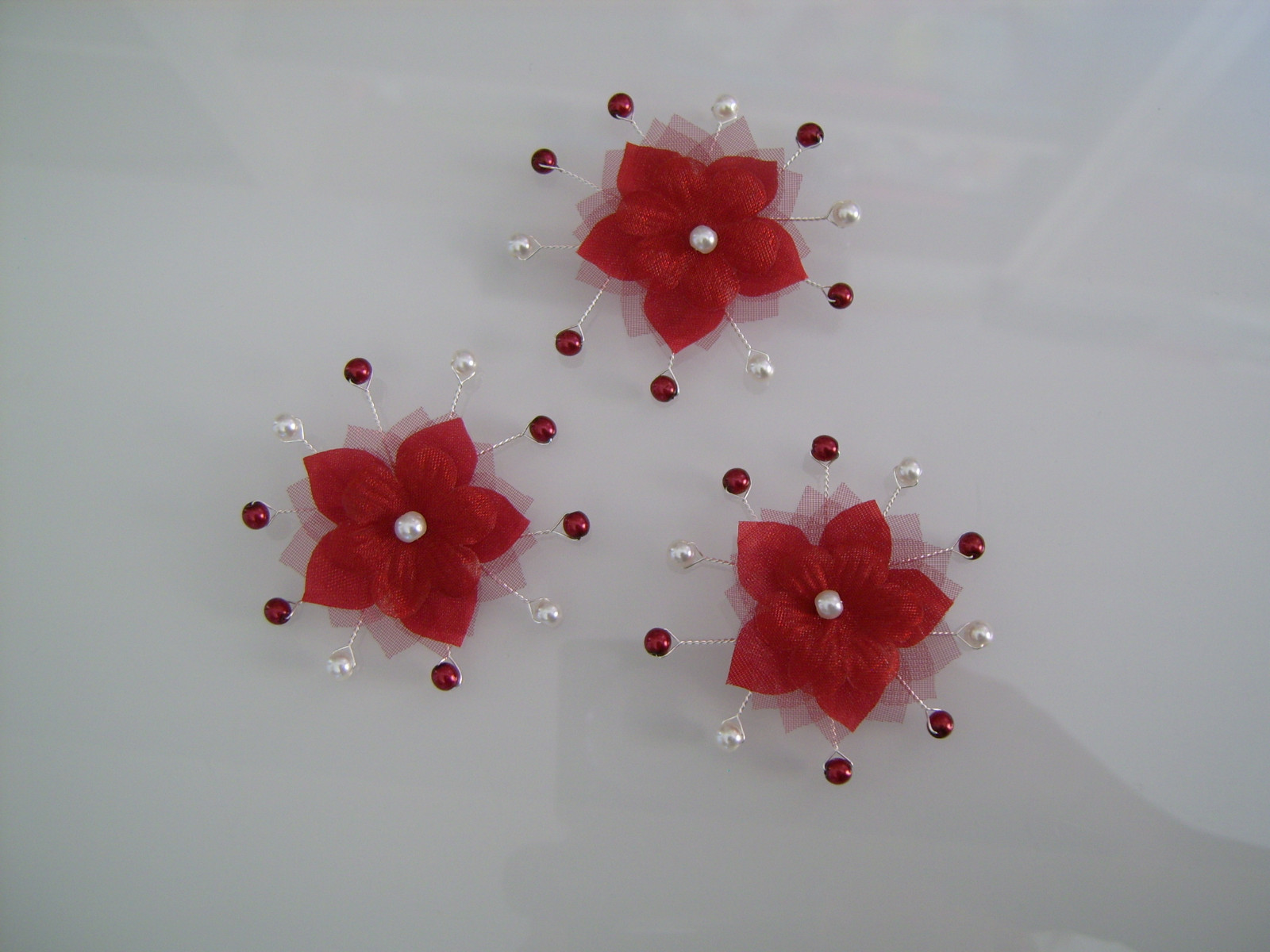 Fleur à coller bordeaux pour customisation de robe mariage et cortège