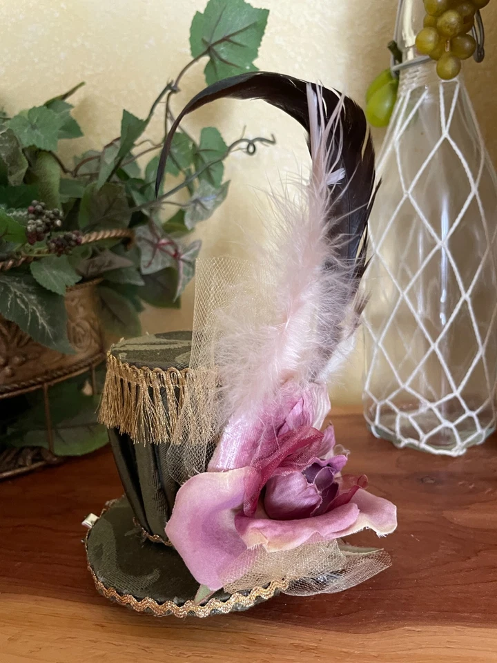 Mini Sombrero Sombrerero Loco Verde con Flor Rosa y Plumas CLIP ON Hair Accy. Foto 3 de 4