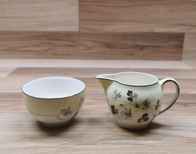 Vintage Johnson Brothers Brothers kleine Blumen Milch-/Sahnekännchen & Zuckerdose