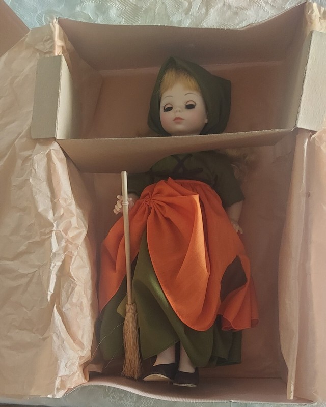 Vintage #1540 Madame Alexander Poor Cinderella Doll 13" ~ no stand ~ damaged box