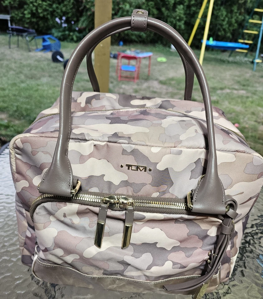 Bolso de Mano Tumi Voyageur 9.5" Adrian Excelente Estado Usado Una Vez Camuflaje Foto 3 de 4
