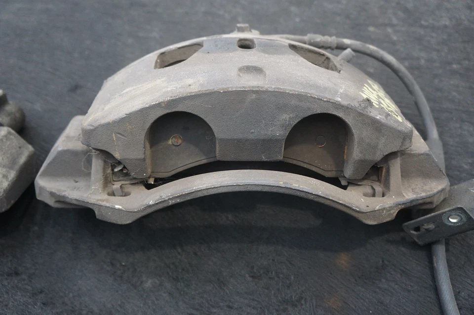 套装 2 前左制动卡钳 原始设备制造商 23398897 雪佛兰索罗德 3500 2015 — 第 3/4 张图片