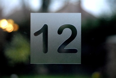 Moderne quadratische Hausnummer Aufkleber / Decal - geätztes Glas Stil - verschiedene Größen 