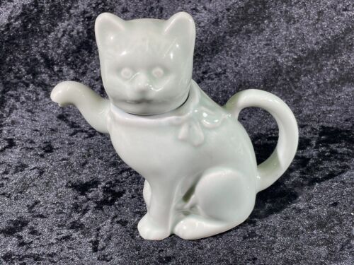 Retro porcelanowy czajniczek dla kota z uchwytem zielony kot dzbanek figurka postatura HL8/24 - Zdjęcie 1 z 11