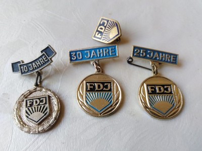 DDR  FDJ  10, 25 und 30 JAHRE  MITGLIEDSABZEICHEN  Metall