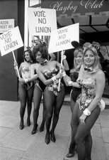 Carteles de desfile de chicas conejitas fuera de Londres Playboy Club un preludio - Foto de 1975